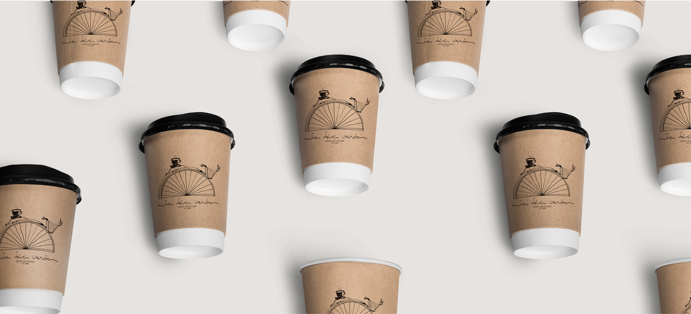 Mockup de gots de cafè amb branding personalitzat per a La Bici Verda